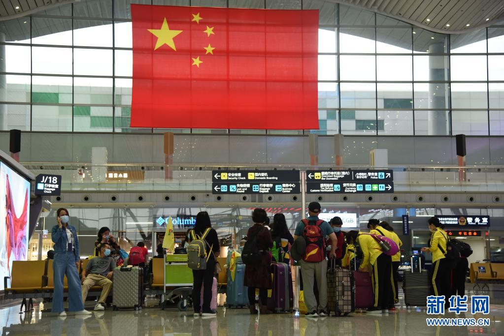 乘客在白云国际机场航站楼内等候办理登机手续(4月26日摄).