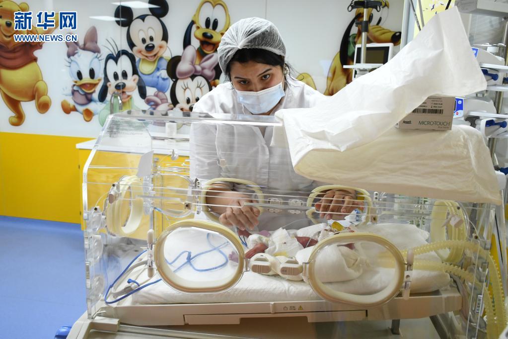 西非：一名马里女子诞下九胞胎