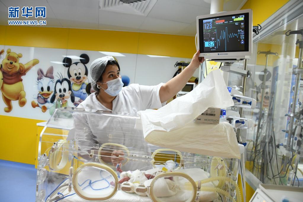 西非：一名马里女子诞下九胞胎