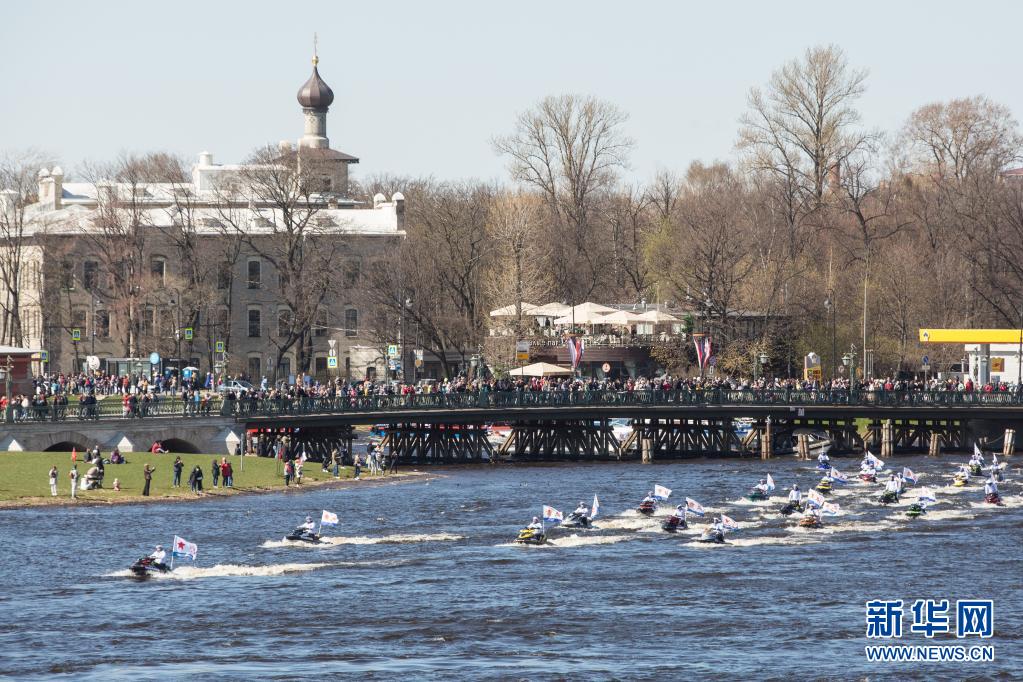 俄罗斯圣彼得堡：举行水上游行纪念卫国战争胜利76周年