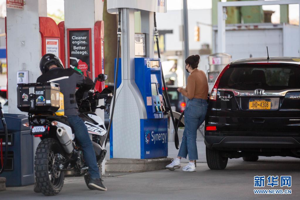 美国全国平均油价首次突破每加仑3美元