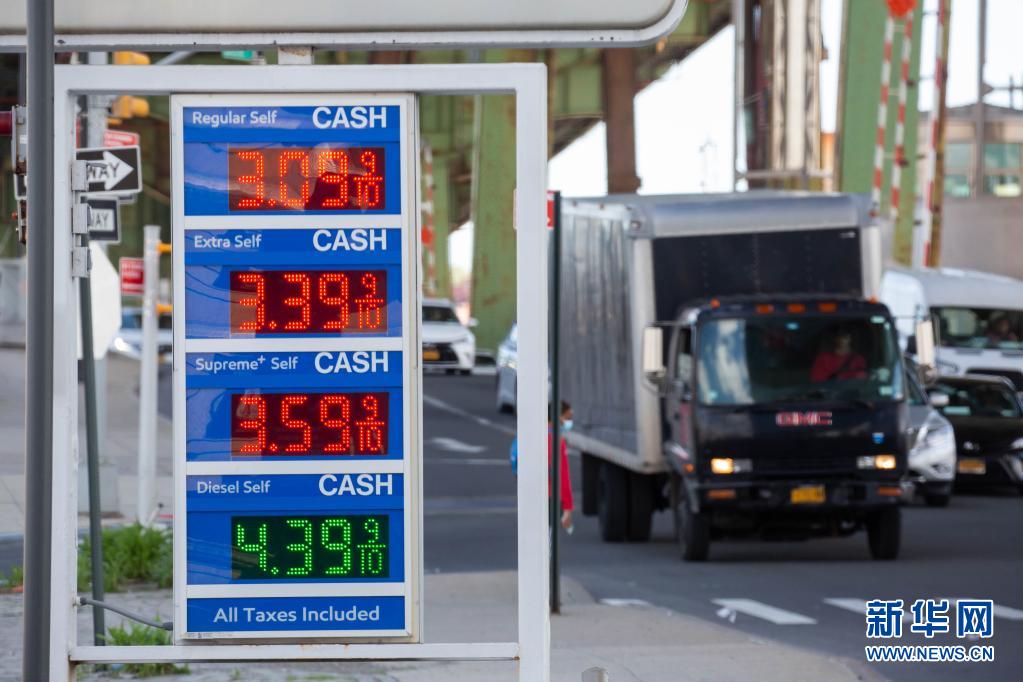 美国全国平均油价首次突破每加仑3美元