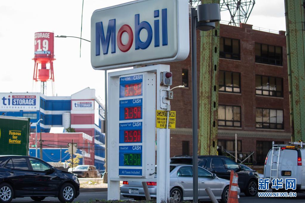 美国全国平均油价首次突破每加仑3美元