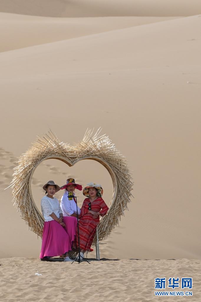 新疆：滑沙、骑骆驼……沙漠旅游渐热