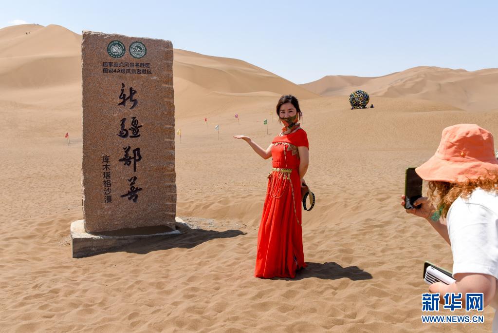 新疆：滑沙、骑骆驼……沙漠旅游渐热