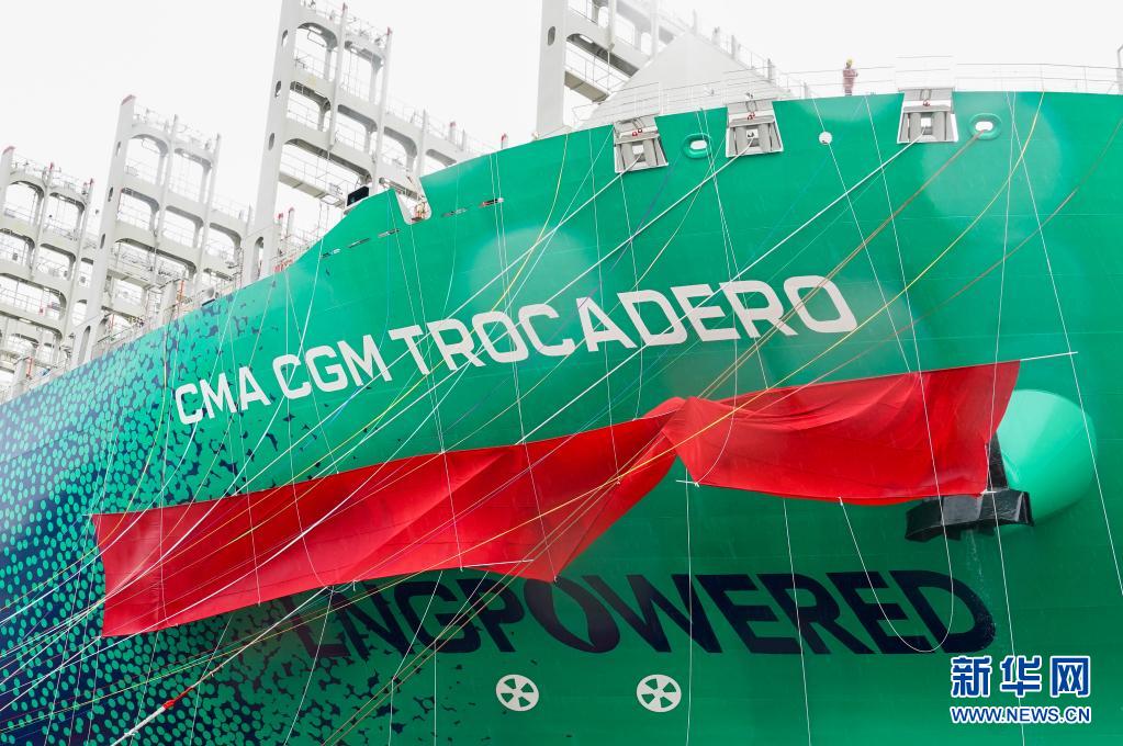 “中国造”绿色环保的“海上巨无霸”交付使用 载重量近22万吨