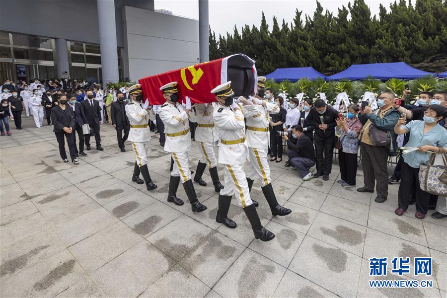 （镜观中国&middot;新华社国内新闻照片一周精选）（14）吴孟超同志遗体告别仪式在上海举行