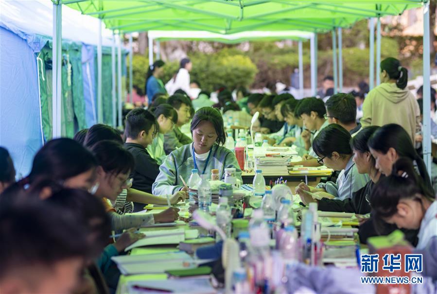 （镜观中国&middot;新华社国内新闻照片一周精选）（21）云南漾濞：灾区学子备战高考