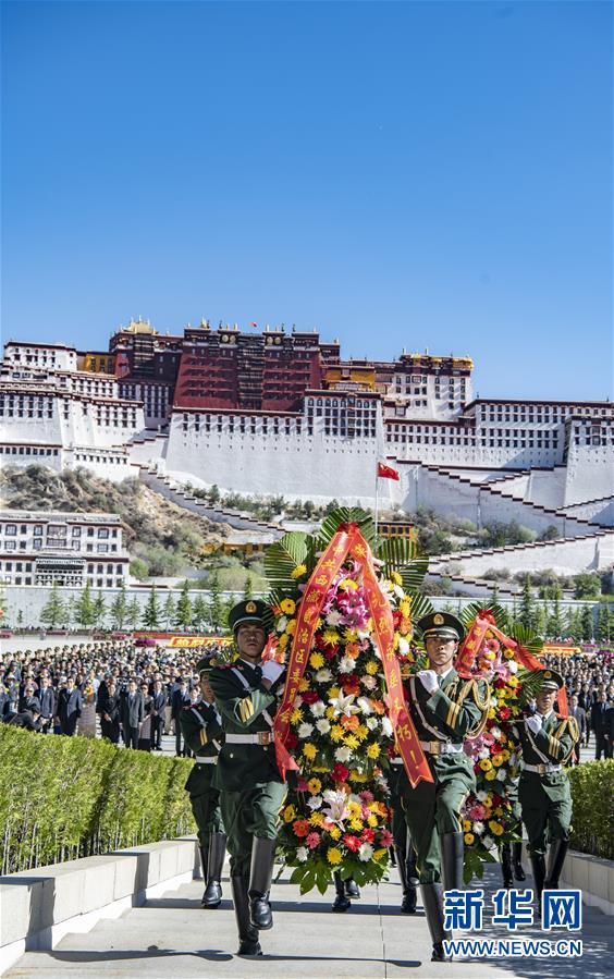 （镜观中国&middot;新华社国内新闻照片一周精选）（11）西藏各族各界向革命先烈敬献花篮
