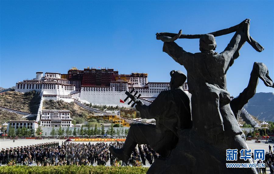 （镜观中国&middot;新华社国内新闻照片一周精选）（17）西藏各族各界向革命先烈敬献花篮