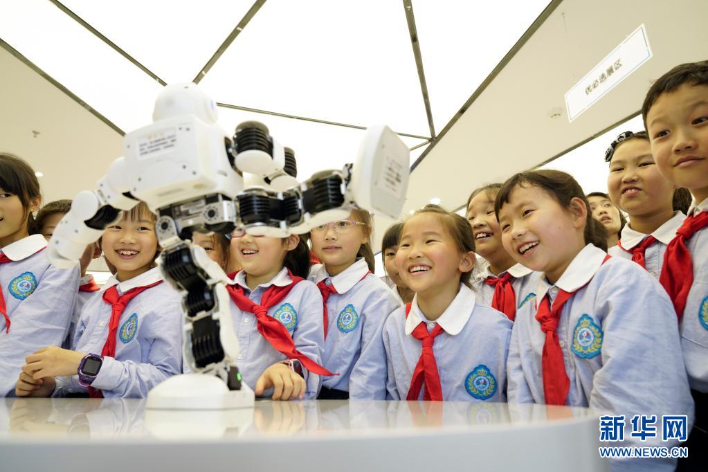 机器人相伴迎“六一”国际儿童节