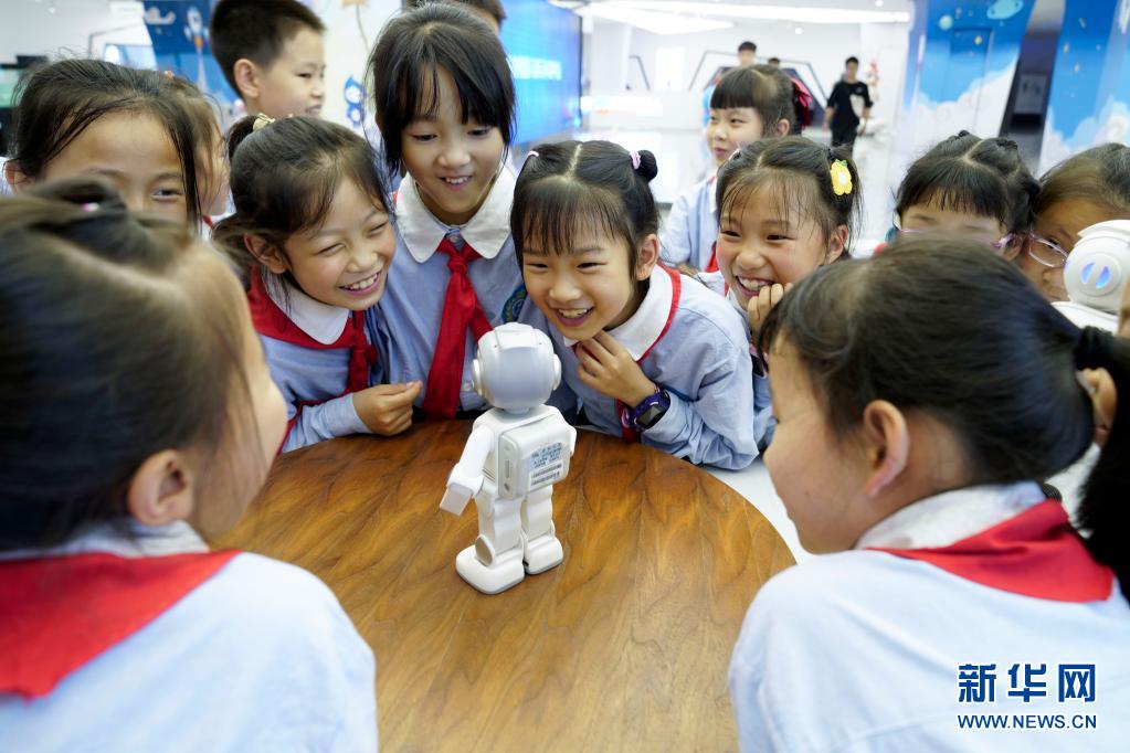 机器人相伴迎“六一”国际儿童节