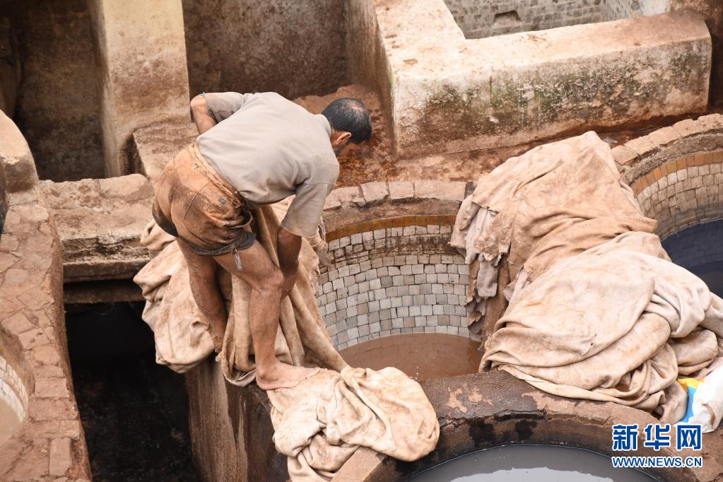 延用传统工艺！摩洛哥：非斯古城中的皮革染坊