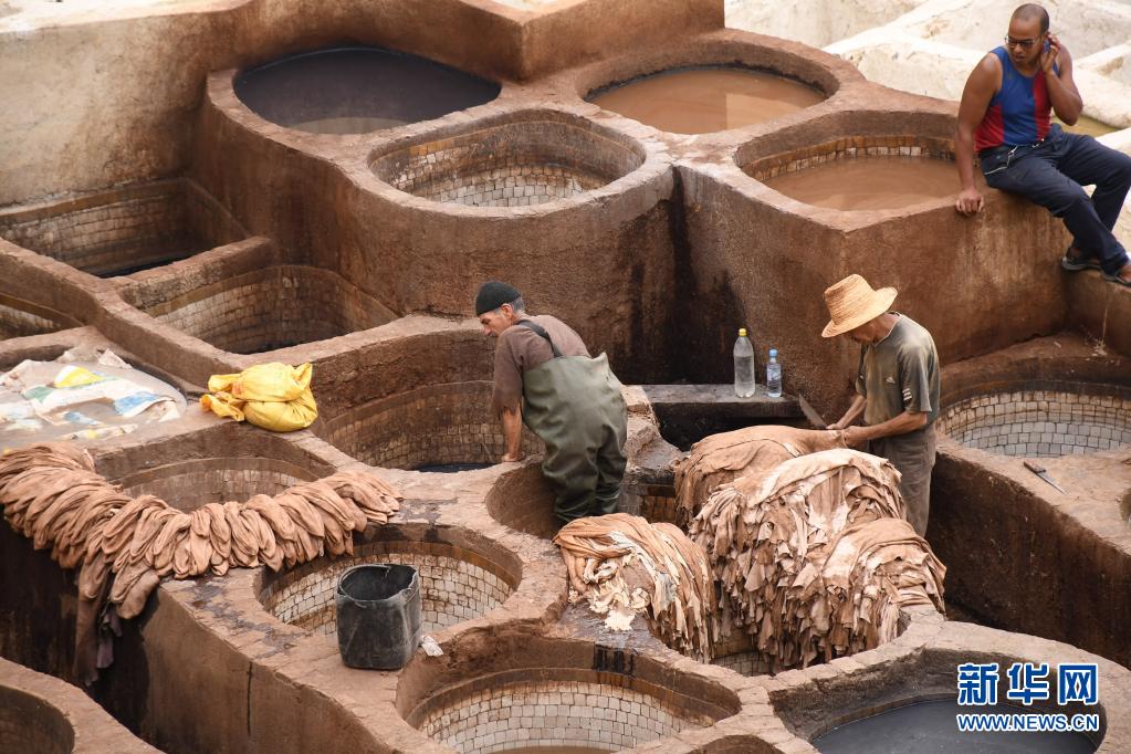 延用传统工艺！摩洛哥：非斯古城中的皮革染坊