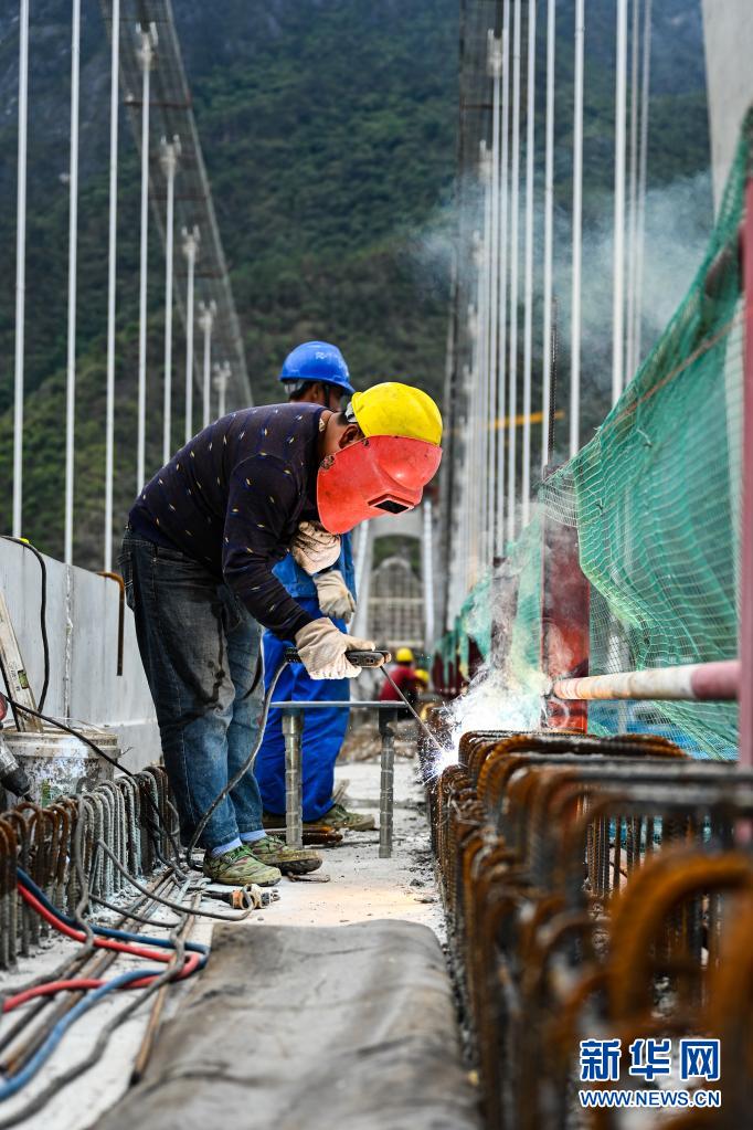丽江至香格里拉铁路建设有序推进 铺轨工程完成13公里