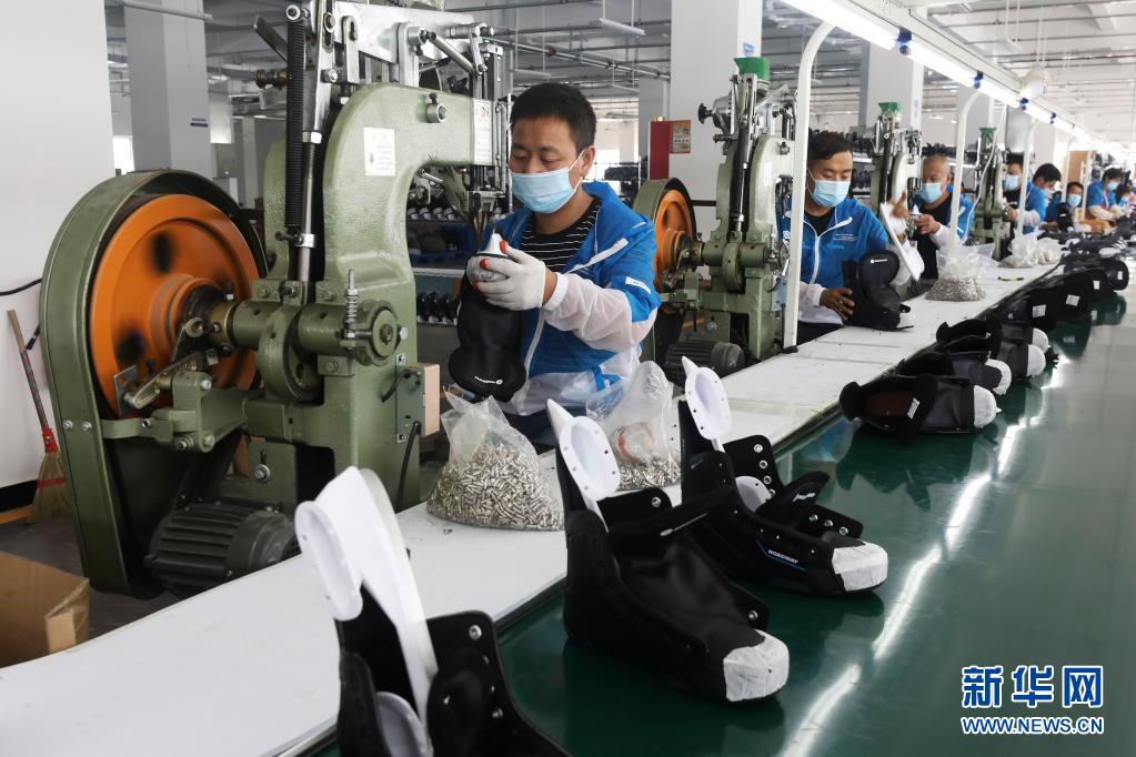 河北张家口：吸引更多人参与冰雪运动