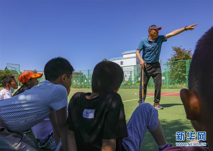 （体育·图片故事）（2）曲棍球前国手扎根新疆小学当教练