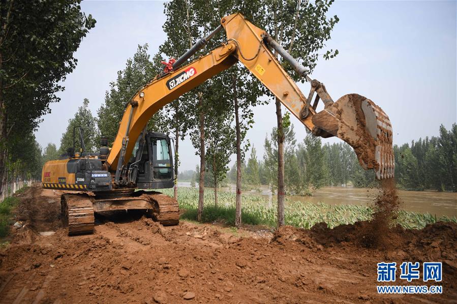 （关注河南强降雨）（2）河南浚县：卫河河堤决口 封堵正在进行