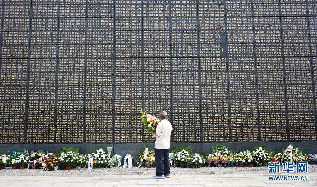 唐山大地震45周年：纪念墙前寄哀思