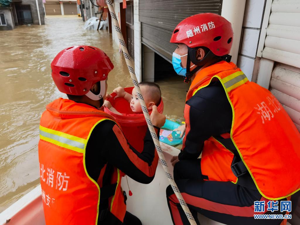 湖北随州遭遇特大暴雨 救援人员紧急转移受困群众