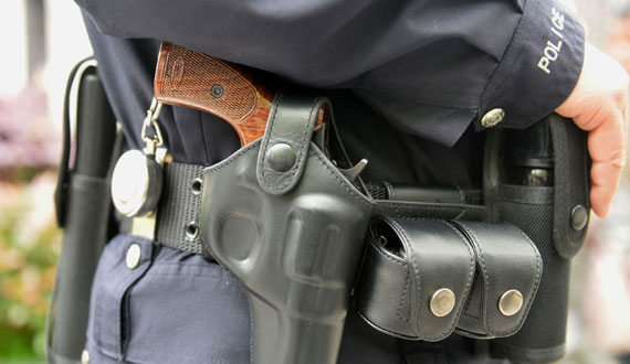 上海巡邏民警施行佩槍巡邏