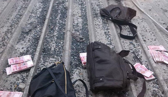 多名男女聚賭被抓 60多萬成捆鈔票從天而降