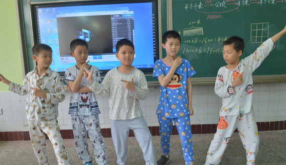 重庆一小学师生穿睡衣上课 教室如家一般温馨