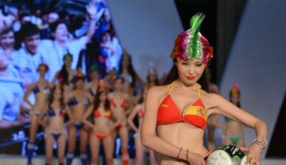 世界超模大賽冠亞軍出爐 足球泳裝秀驚爆觀眾