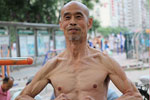 65歲老人堅持練15年單雙杠成&ldquo;肌肉男&rdquo;