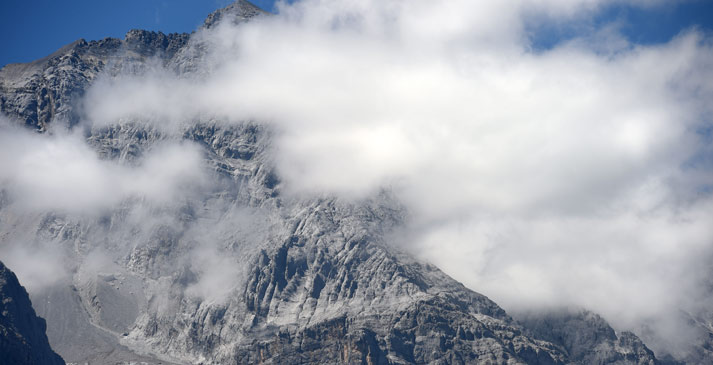 云绕雪山别样美