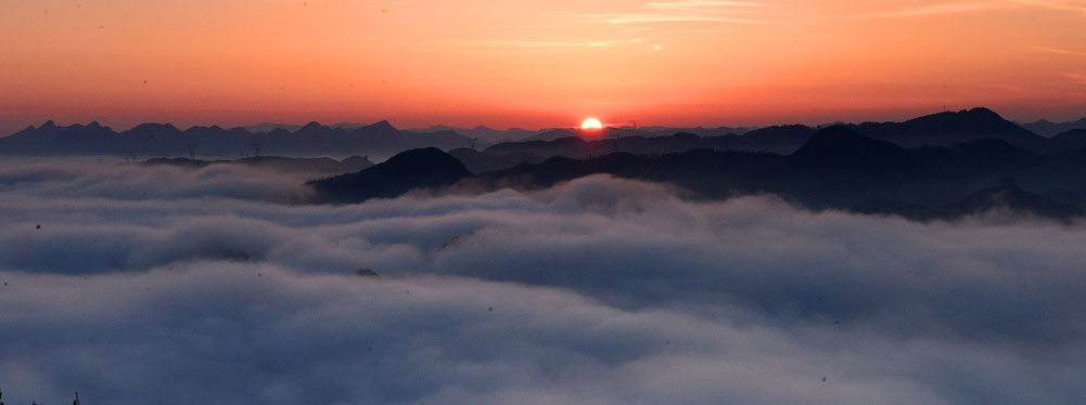 云南罗平出现壮美云海