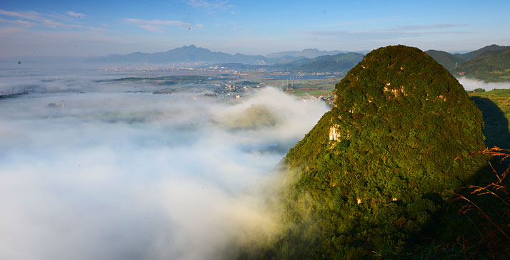 云南罗平出现壮美云海