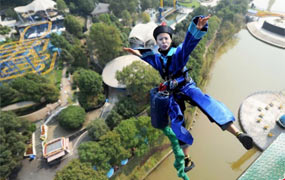 &ldquo;僵尸&rdquo;蹦极迎万圣节