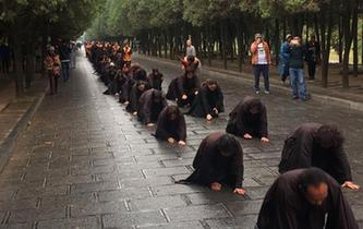徒步雨中朝拜少林寺