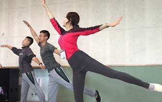 韩国女博士教士兵学跳芭蕾