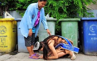 选美夺冠跪谢拾荒母亲