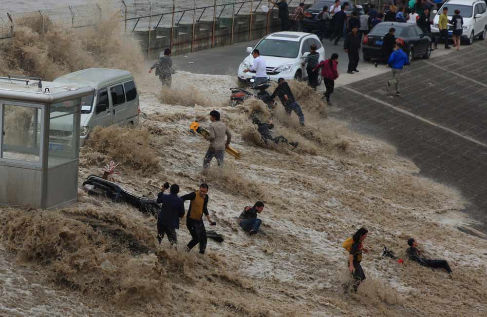 钱江潮凶猛来袭冲上坝堤 游人被冲的&ldquo;人仰马翻&rdquo;