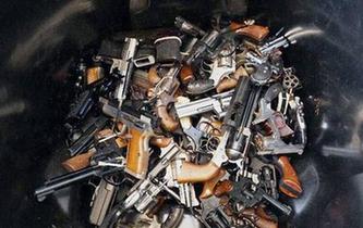 51岁男子私藏近万枪支