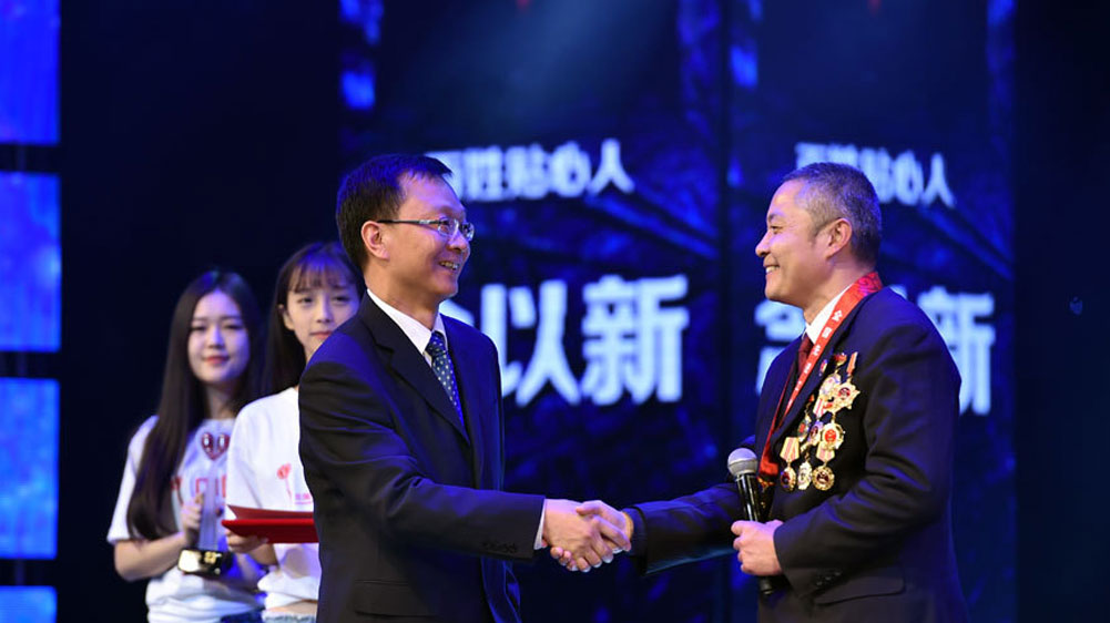张巍为“百姓贴心人”念以新颁奖