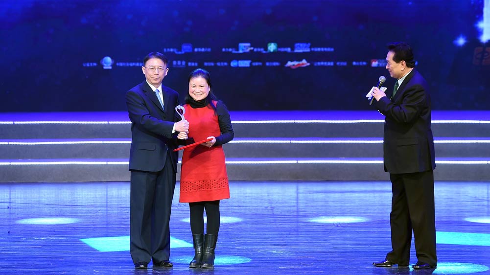 周树春为“中国大山里的海伦·凯勒”刘芳颁奖