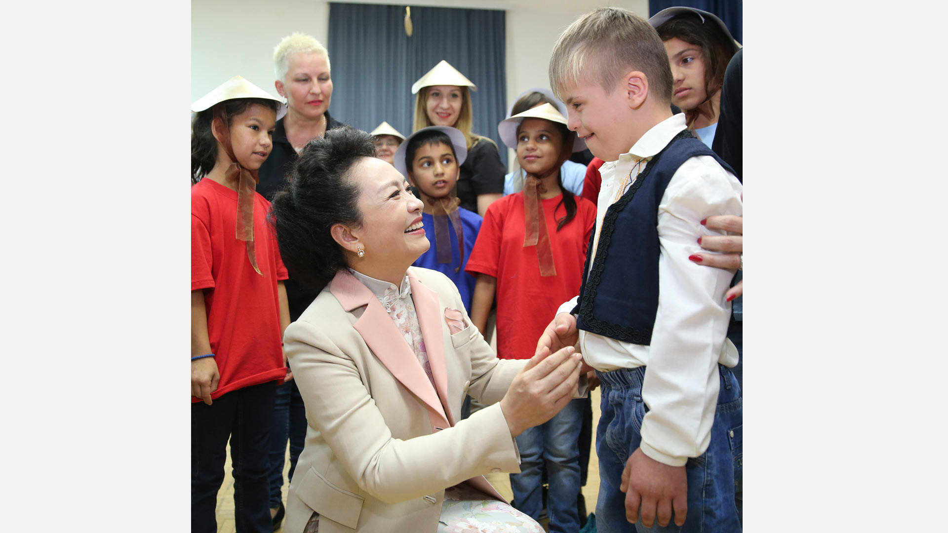 彭丽媛同塞尔维亚总统夫人德拉吉察共同参观西罗戈伊诺特殊教育学校