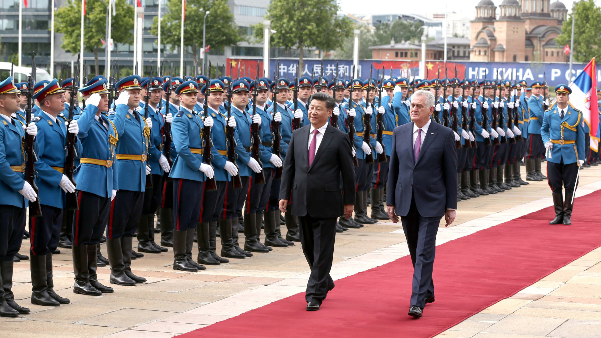 習近平出席塞爾維亞總統尼科利奇舉行的歡迎儀式