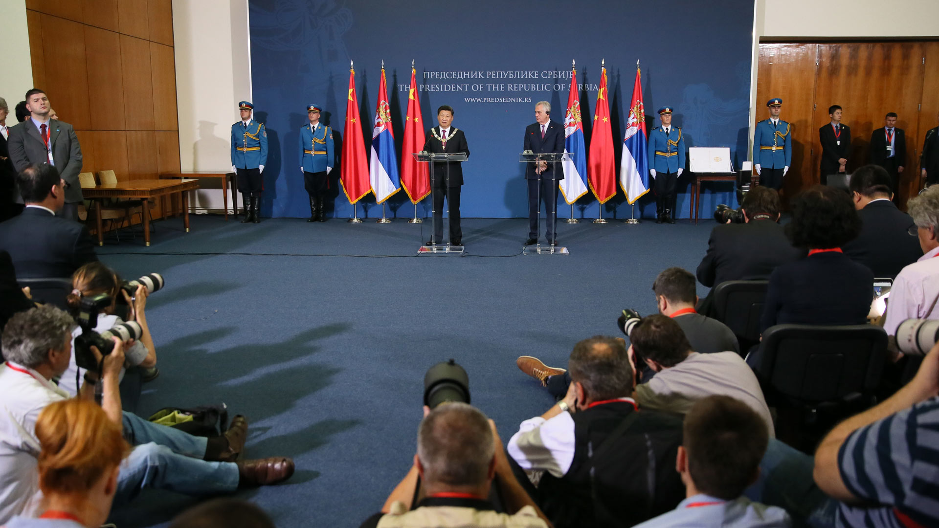 习近平与塞尔维亚总统尼科利奇共同会见记者