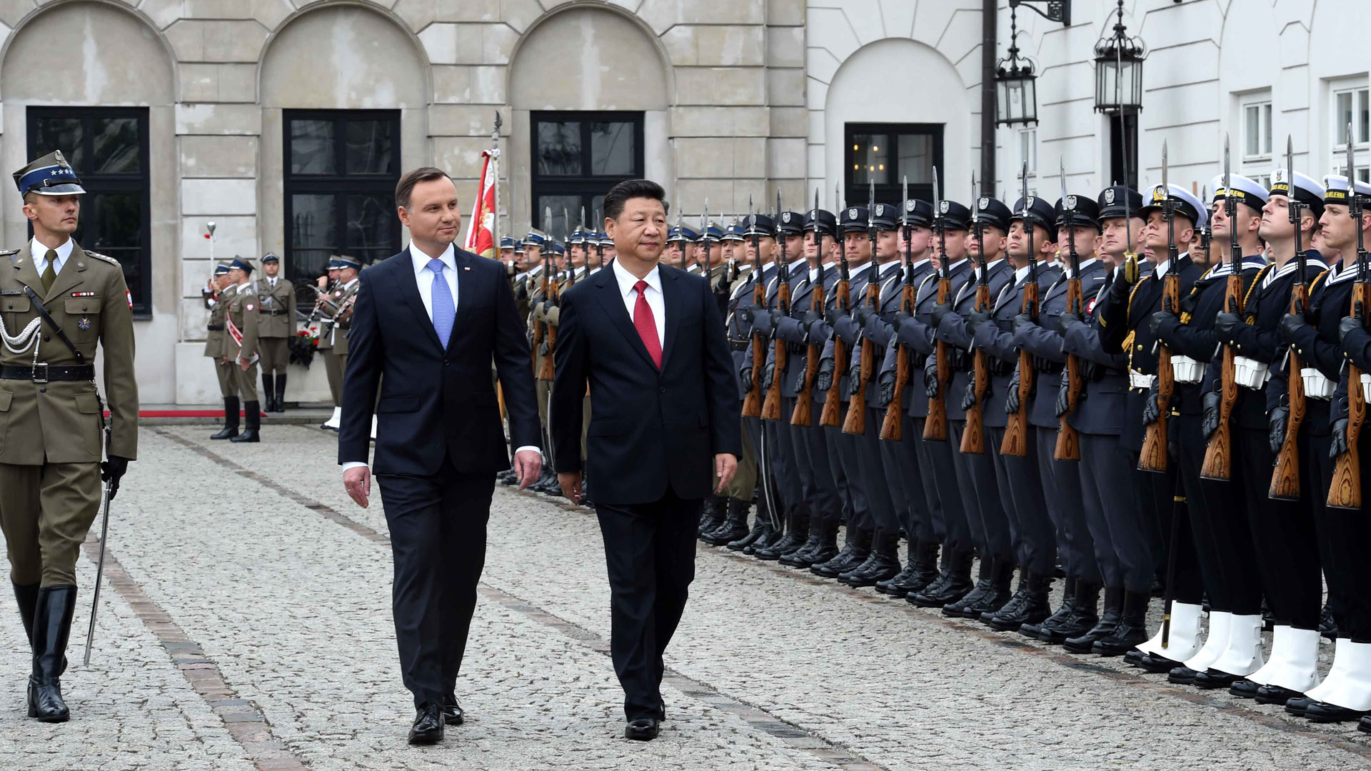 习近平出席波兰总统杜达举行的欢迎仪式