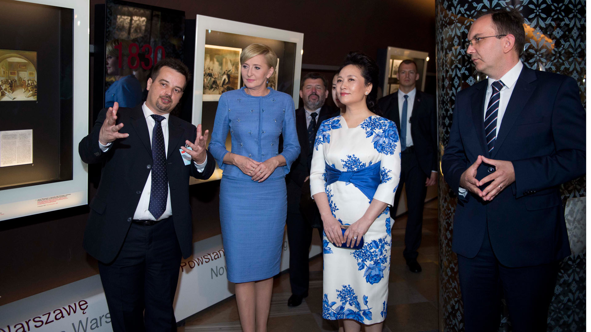 彭丽媛同波兰总统夫人阿加塔共同参观肖邦博物馆