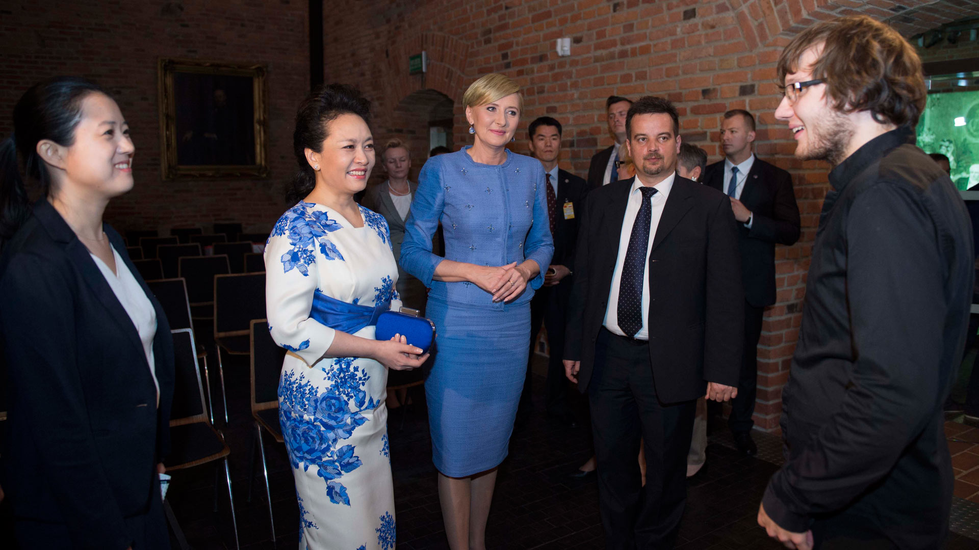 彭丽媛同波兰总统夫人阿加塔共同参观肖邦博物馆