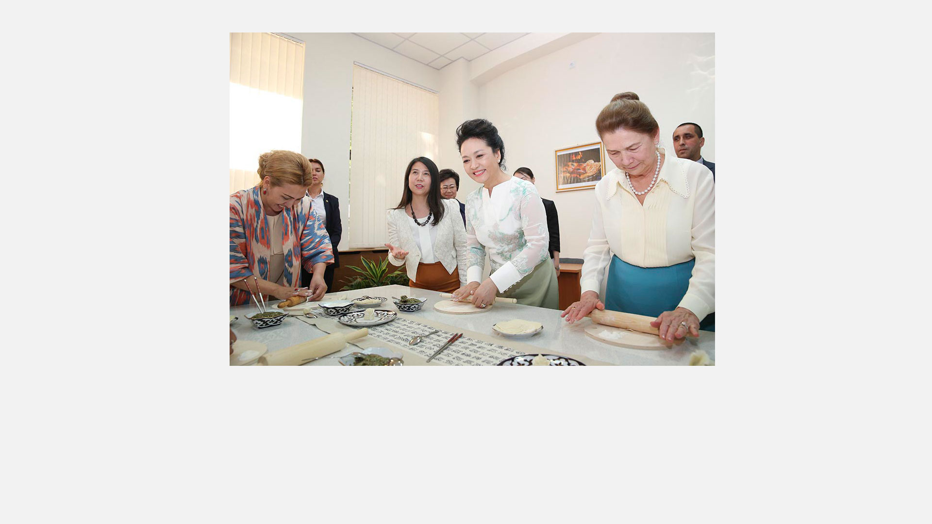 彭丽媛同乌兹别克斯坦总统夫人卡里莫娃共同参观塔什干孔子学院