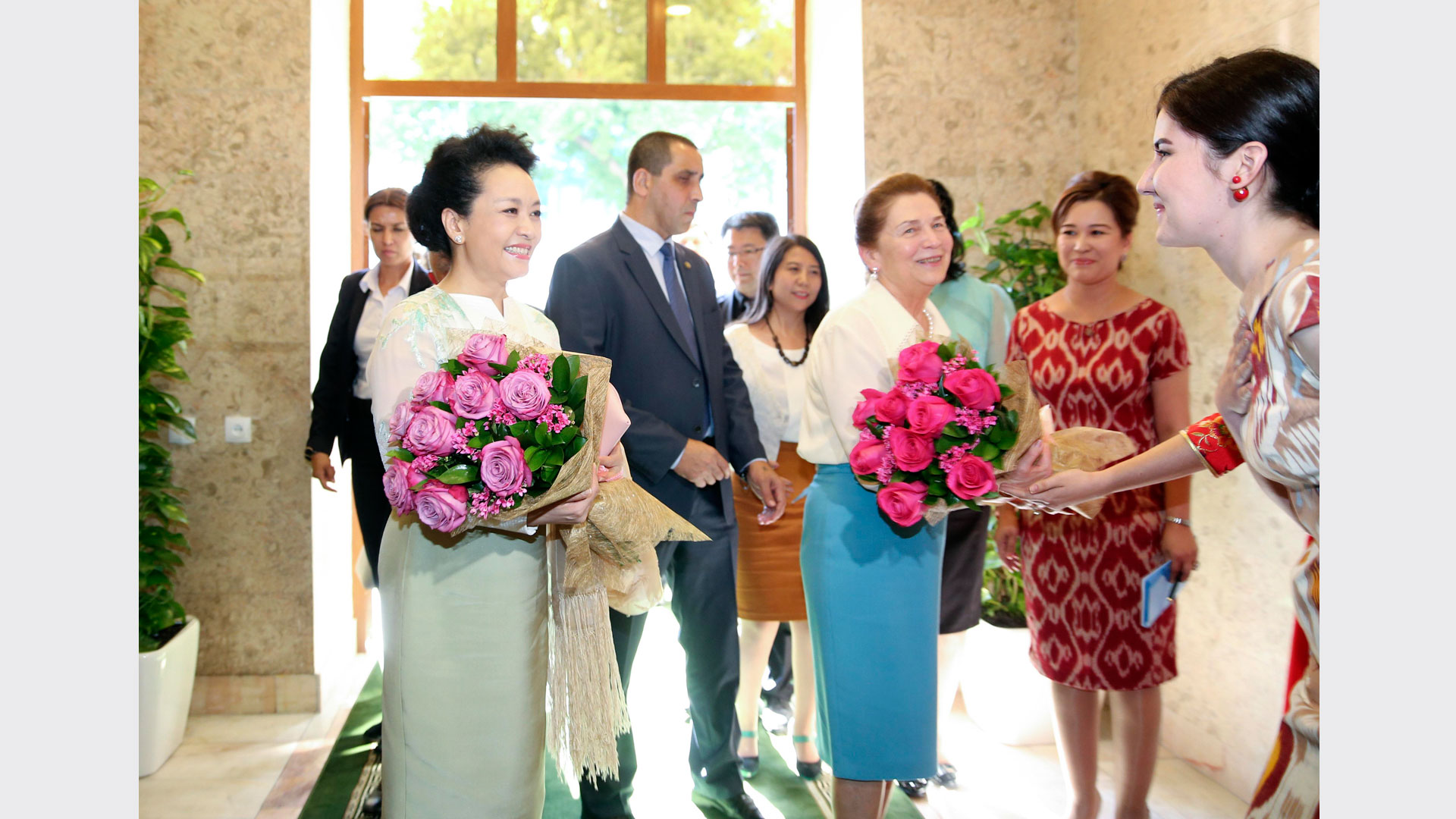 彭麗媛同烏茲別克斯坦總統夫人卡裏莫娃共同參觀塔什幹孔子學院
