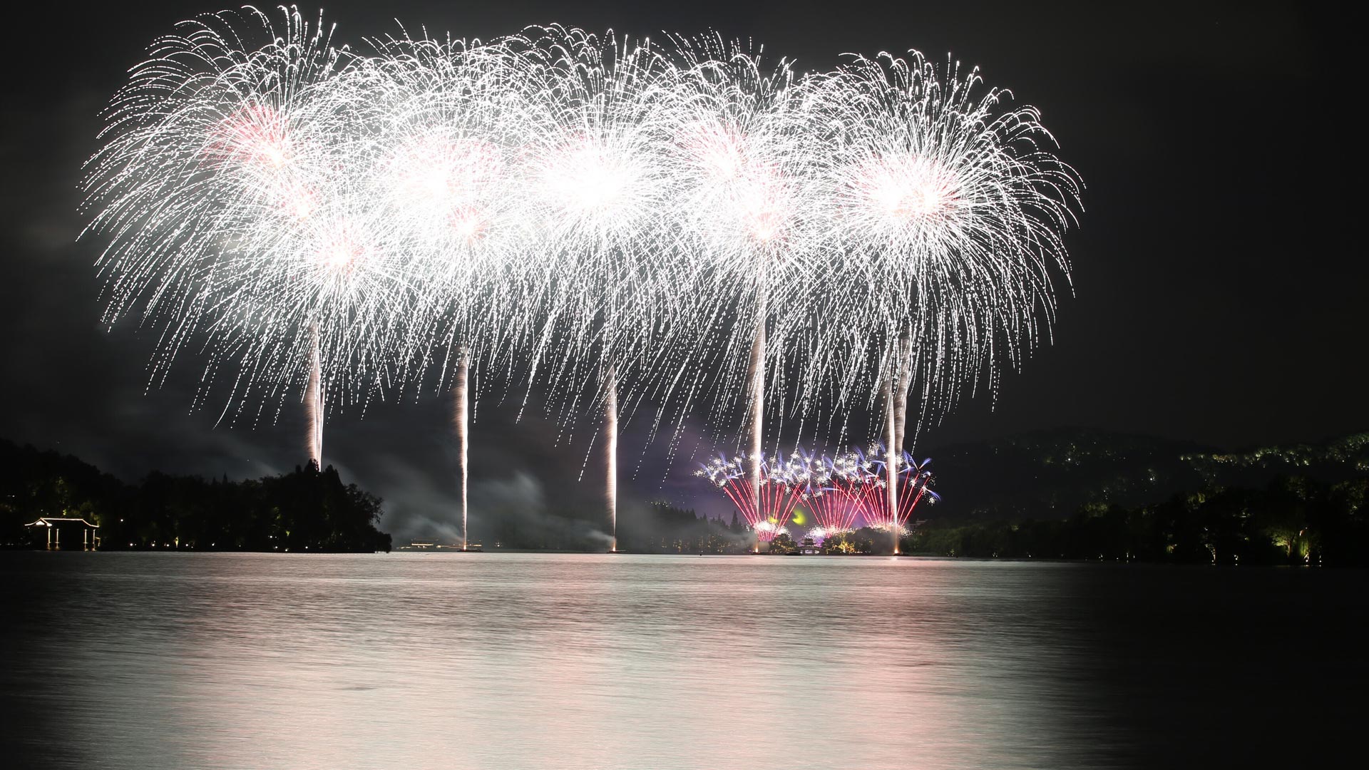 【聚焦G20全屏图集】璀璨烟花照杭城