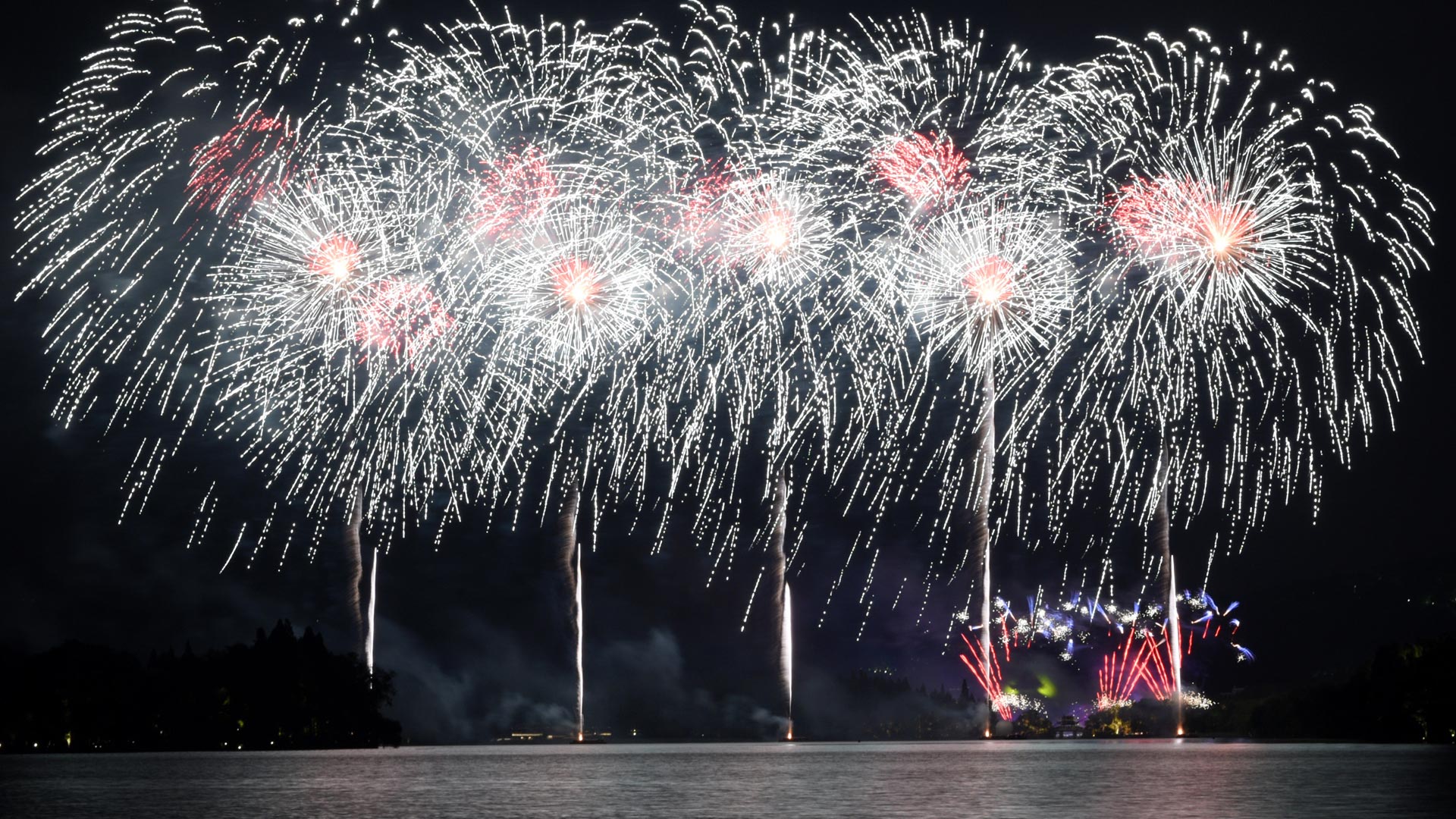 【聚焦G20全屏图集】璀璨烟花照杭城